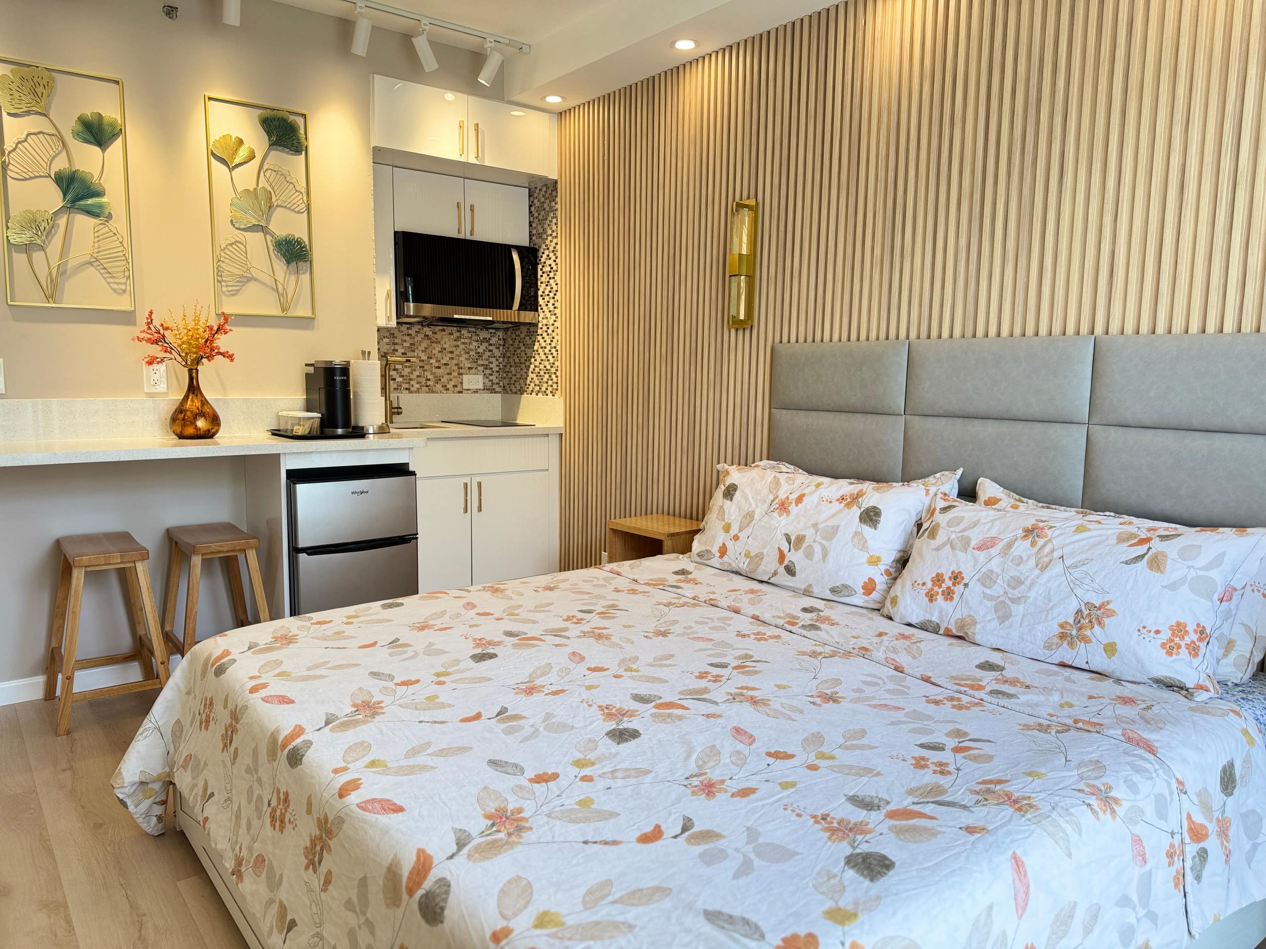 Condo in Honolulu · ★4.93 · Studio · 1 bed · 1 private bath - Image 4