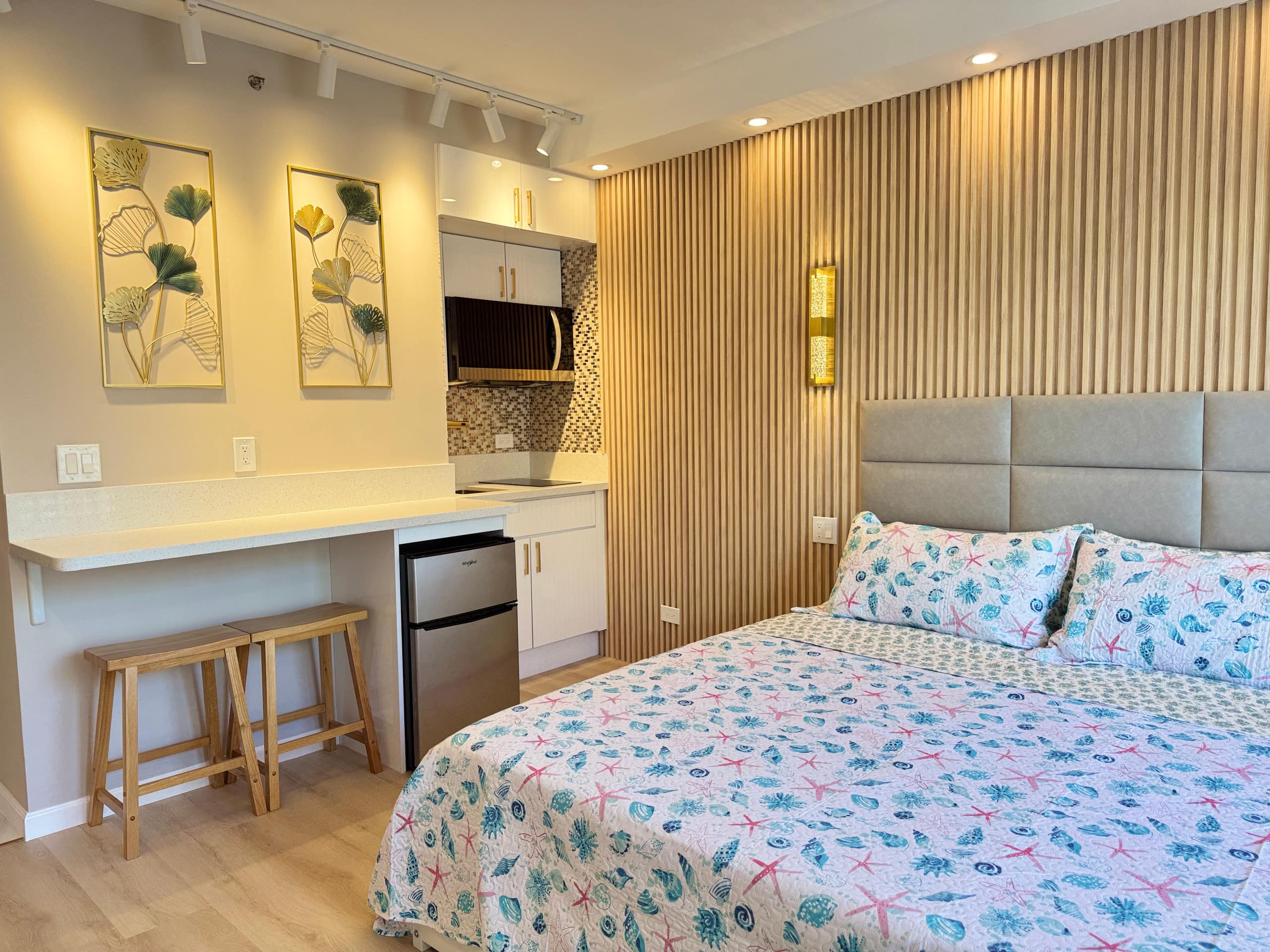 Condo in Honolulu · ★4.93 · Studio · 1 bed · 1 private bath - Image 16