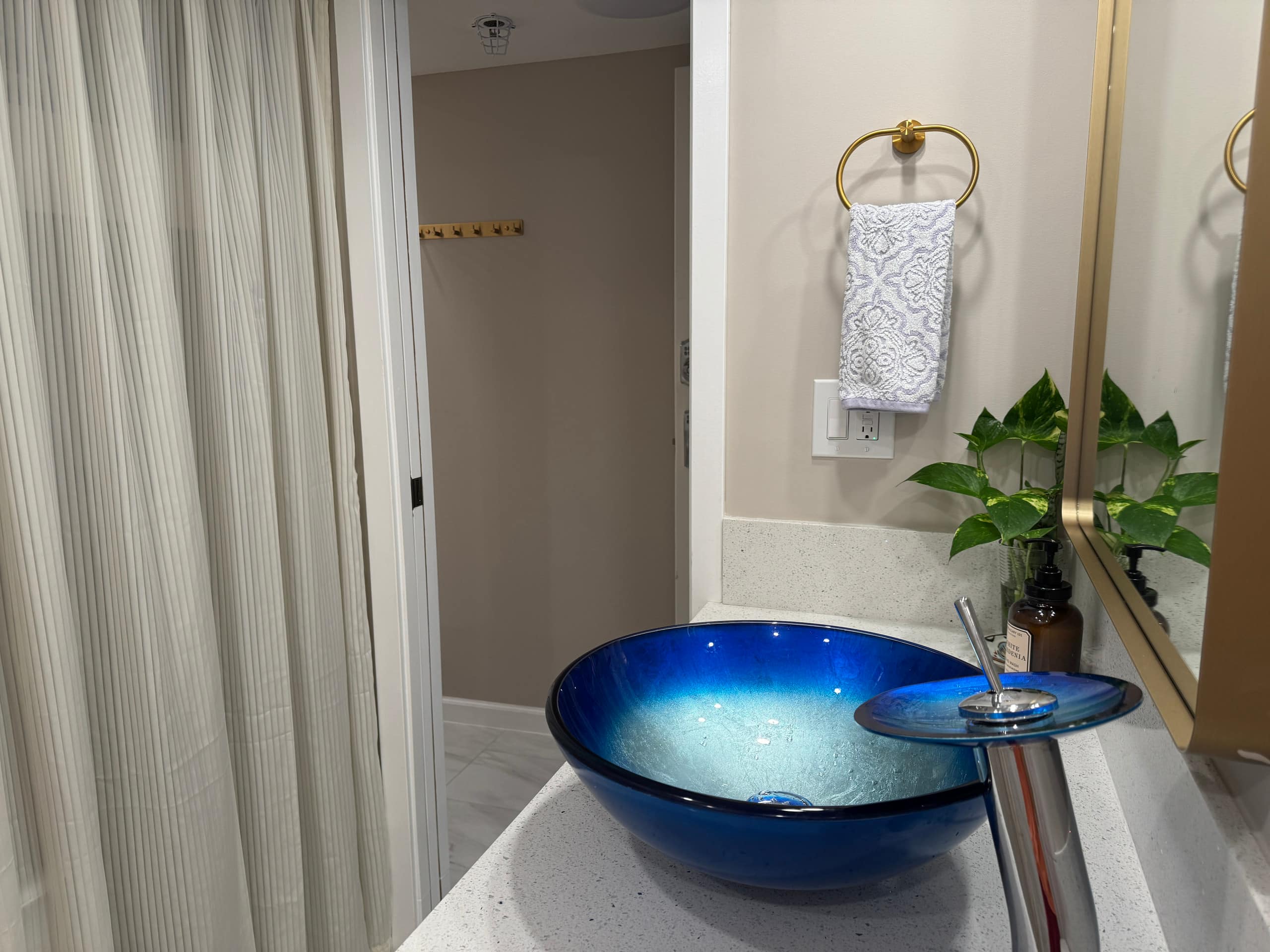 Condo in Honolulu · ★4.93 · Studio · 1 bed · 1 private bath - Image 30