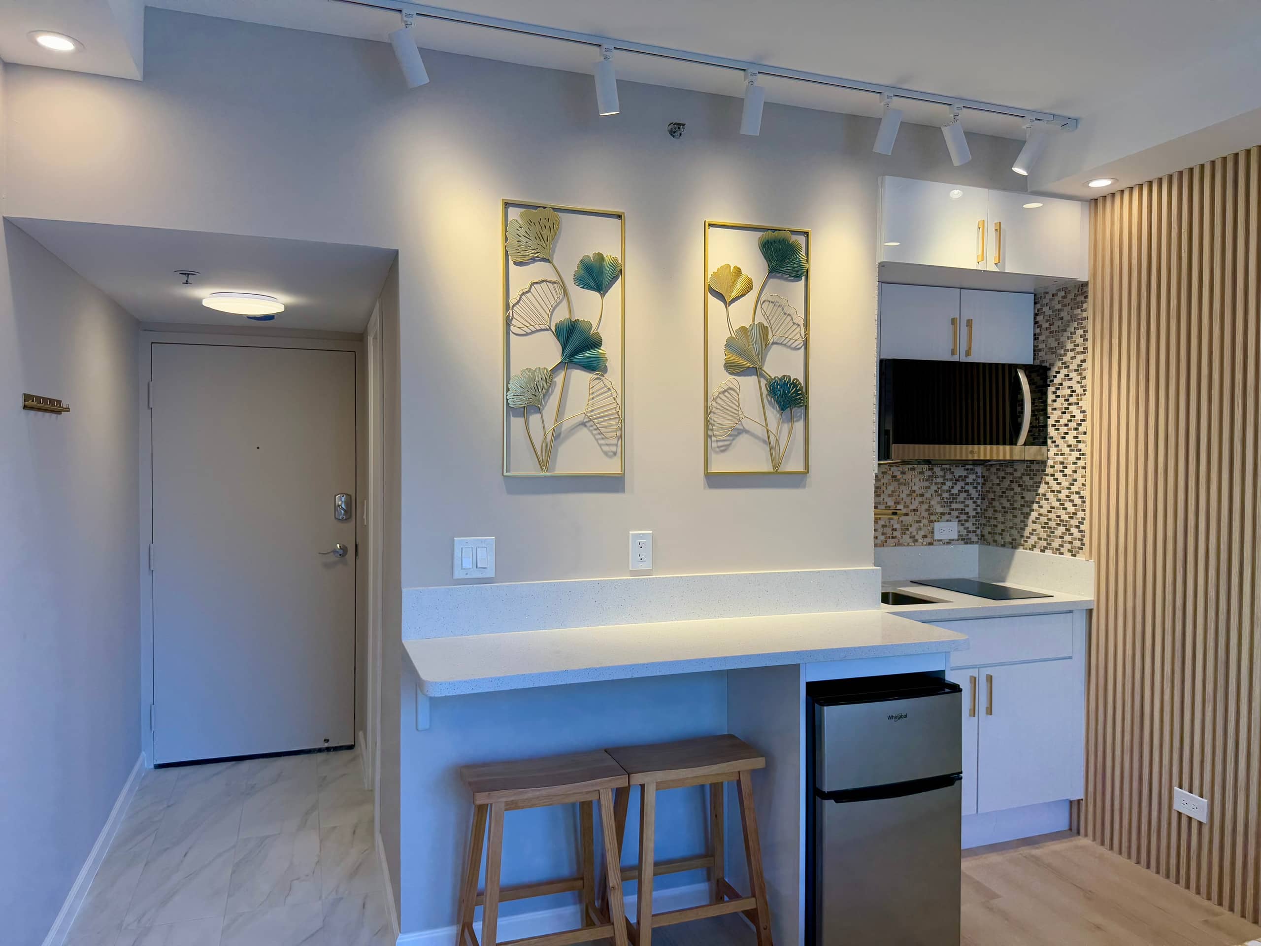 Condo in Honolulu · ★4.93 · Studio · 1 bed · 1 private bath - Image 19