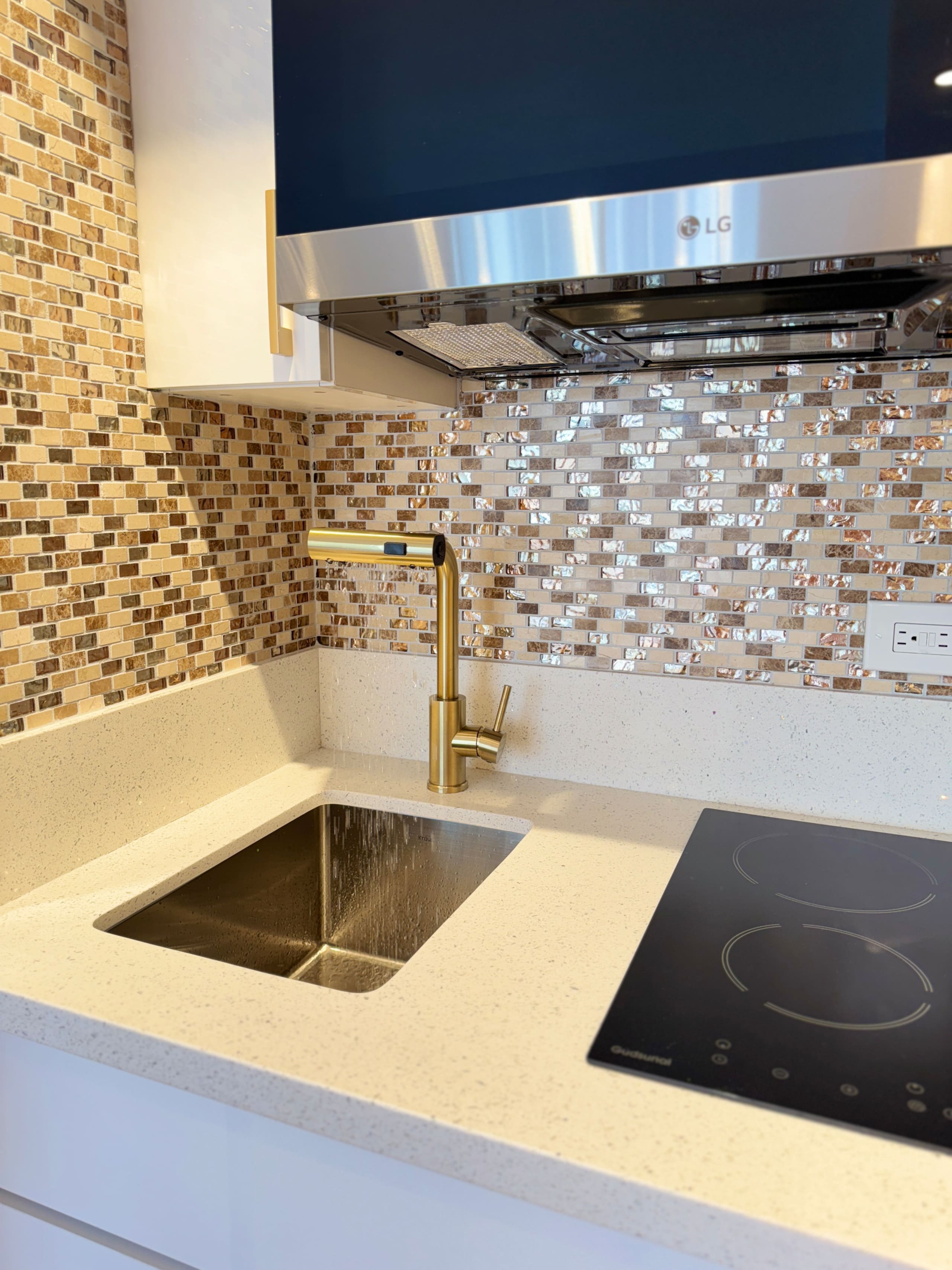 Condo in Honolulu · ★4.93 · Studio · 1 bed · 1 private bath - Image 24