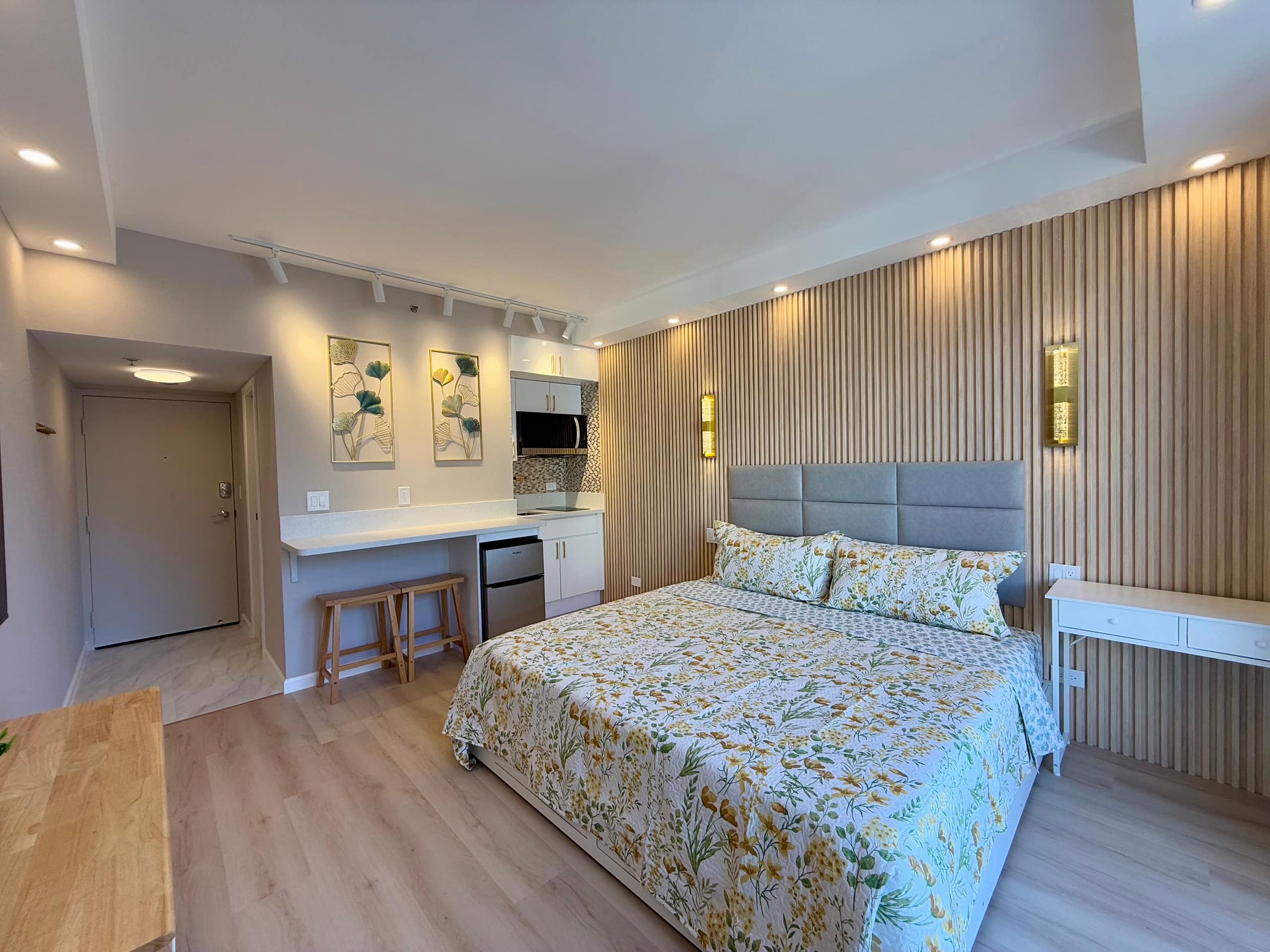 Condo in Honolulu · ★4.93 · Studio · 1 bed · 1 private bath - Image 6