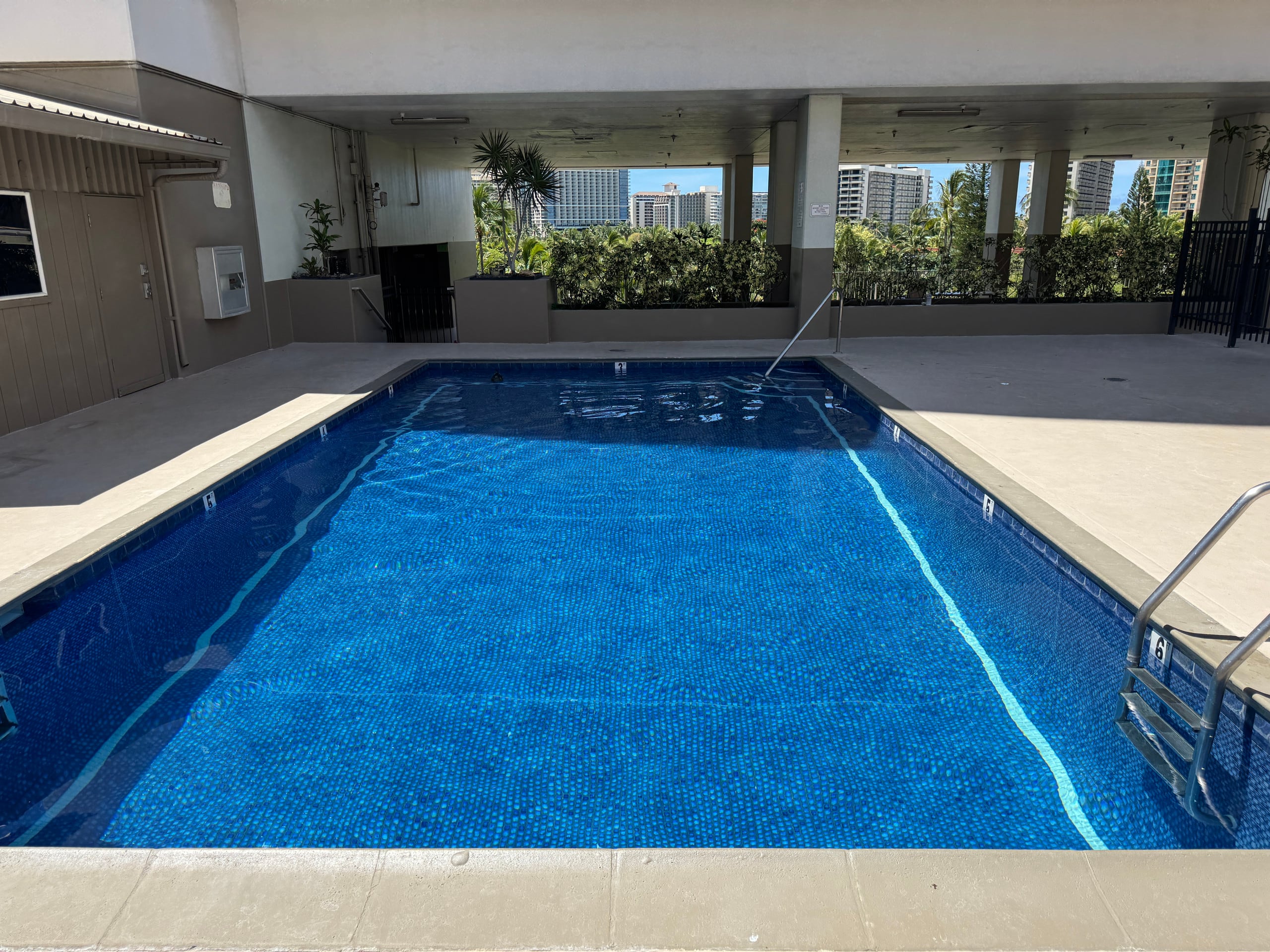 Condo in Honolulu · ★4.93 · Studio · 1 bed · 1 private bath - Image 39