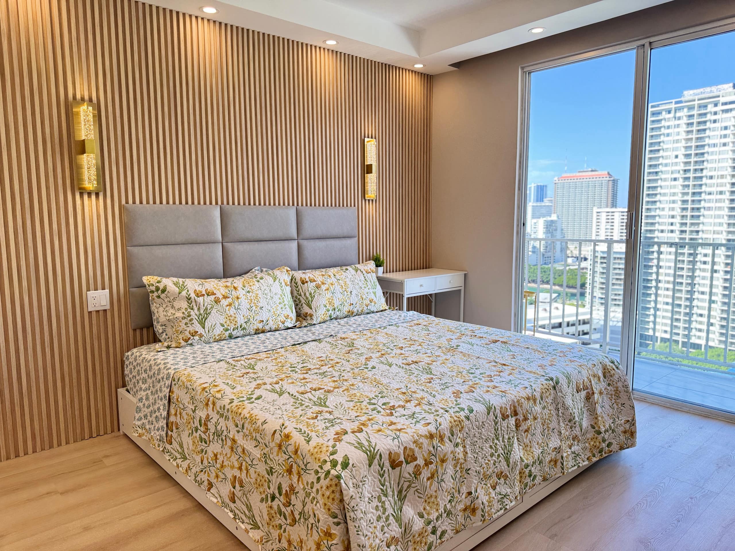 Condo in Honolulu · ★4.93 · Studio · 1 bed · 1 private bath - Image 5