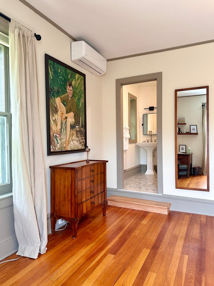 Questa camera è spaziosa e dispone di un nuovo bagno completo, letto matrimoniale, piccola area salotto e una scrivania.  La camera si affaccia a sud-ovest su un'area boschiva di 10 acri con finestre su due lati.