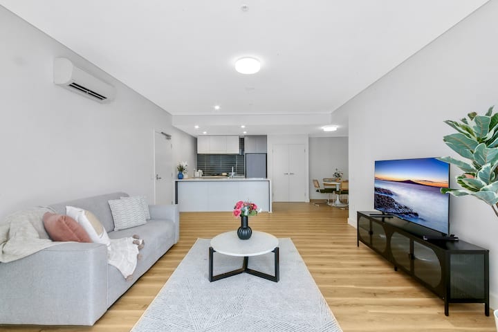 Chic and Cosy 2-Bed Apt in Wentworth Point