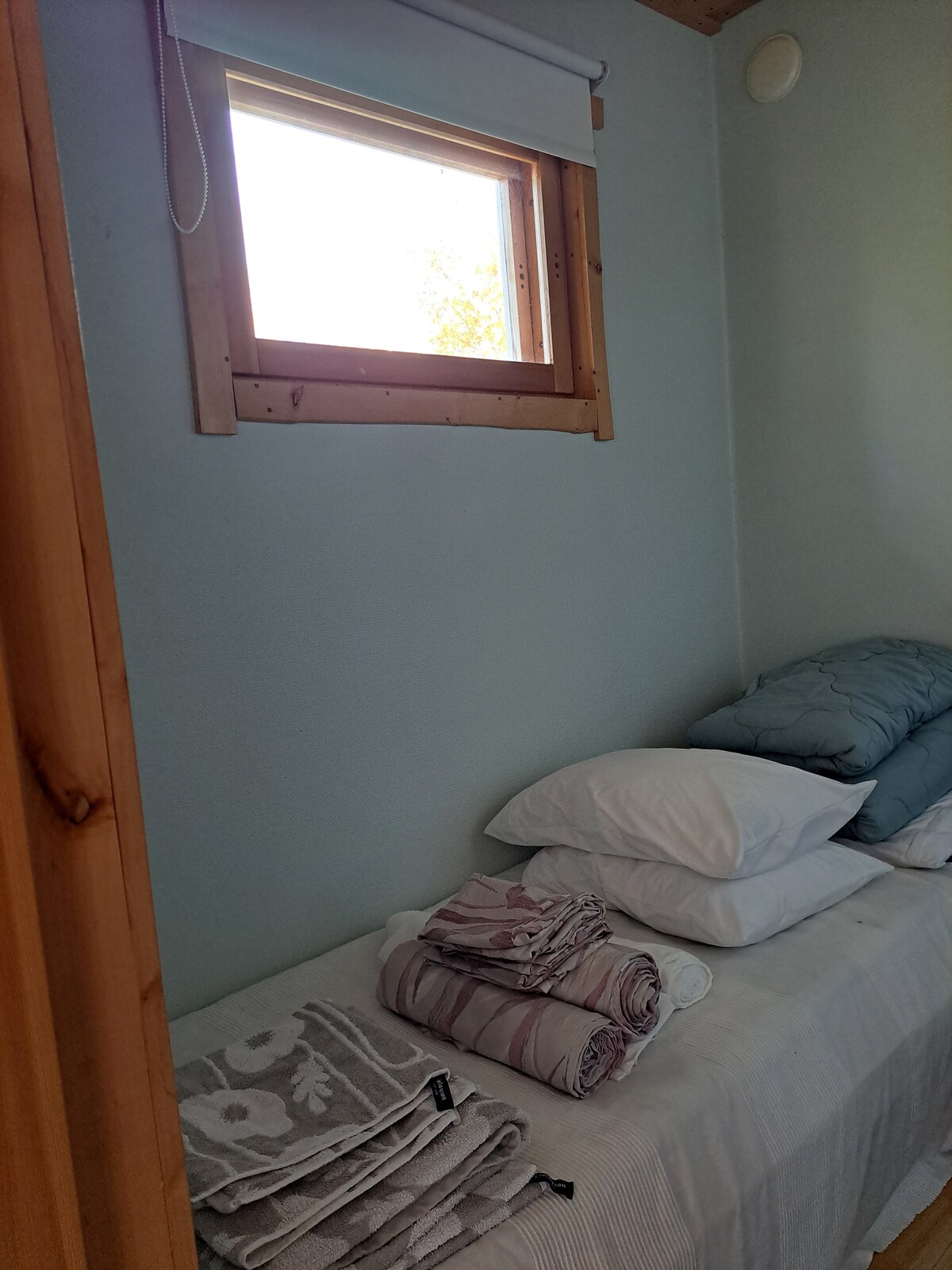 Во соблекувалната има постелнина и крпи