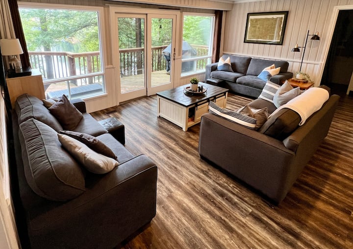 غرفة معيشة تحتوي على 3 أرائك (وسحبان، أحضر فراشك الخاص). تلفزيون مع تطبيقات Netflix وAmazon Prime. نينتندو سويتش، ماريو كارت وحفلة ماريو. الكثير من أقراص DVD مع مشغل أقراص DVD والعديد من ألعاب الطاولة!