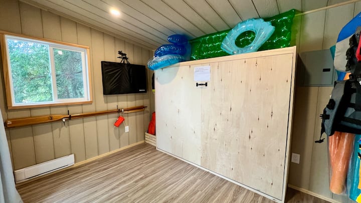 سرير مورفي مزدوج في البانكي. لم يتم توفير الفراش. 