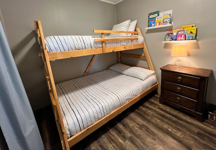 سرير سفر للأطفال (مع ملاءة) متاح عند الطلب. 