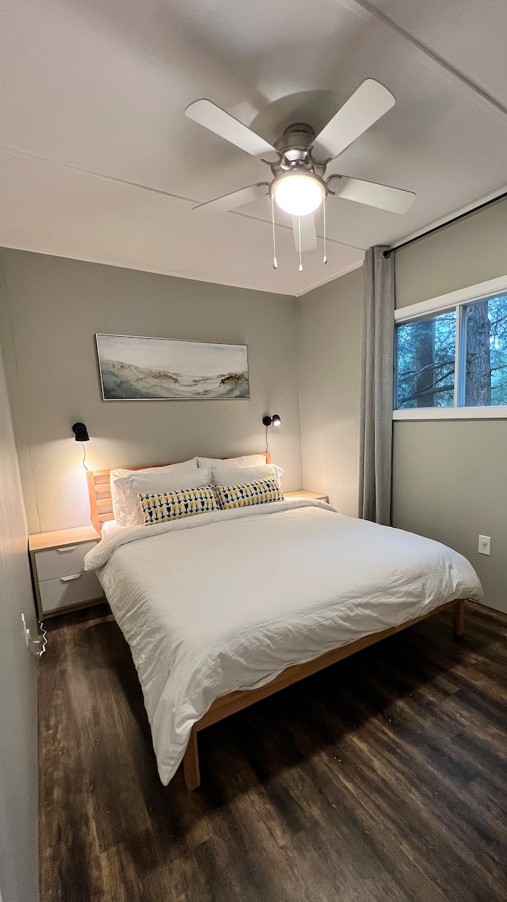 سرير بحجم كوين وحوامل ليلية ومصابيح جانبية وخزانة ملابس كبيرة. جميع الأسرّة مشمولة.