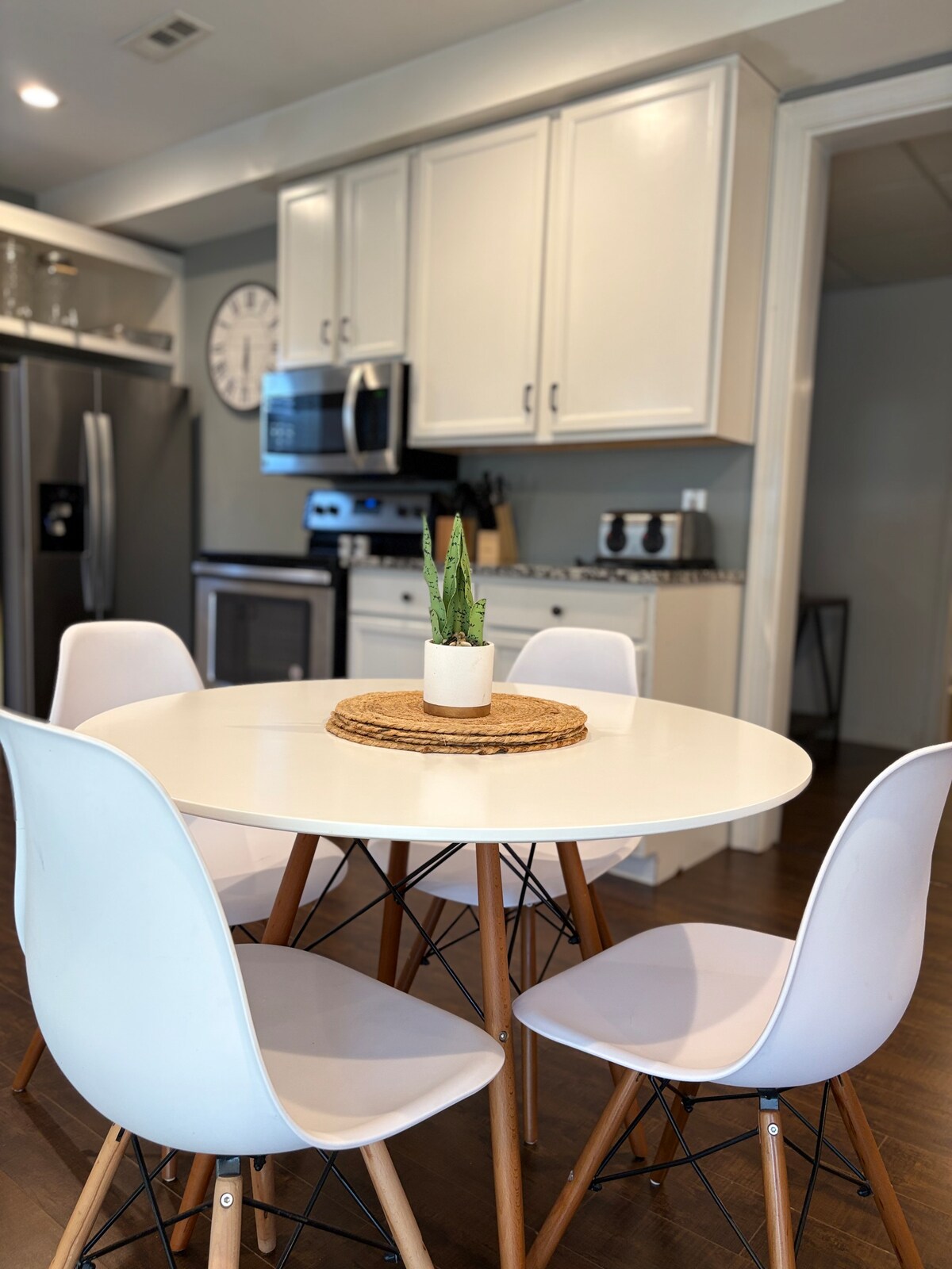 2BR/ Modern Basement Suite