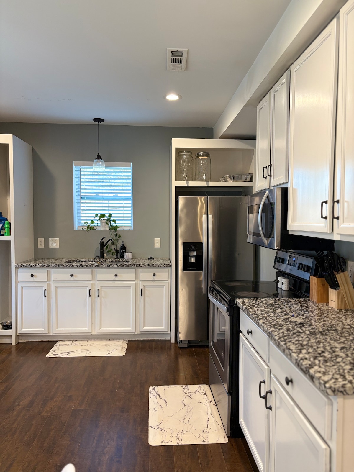 2BR/ Modern Basement Suite