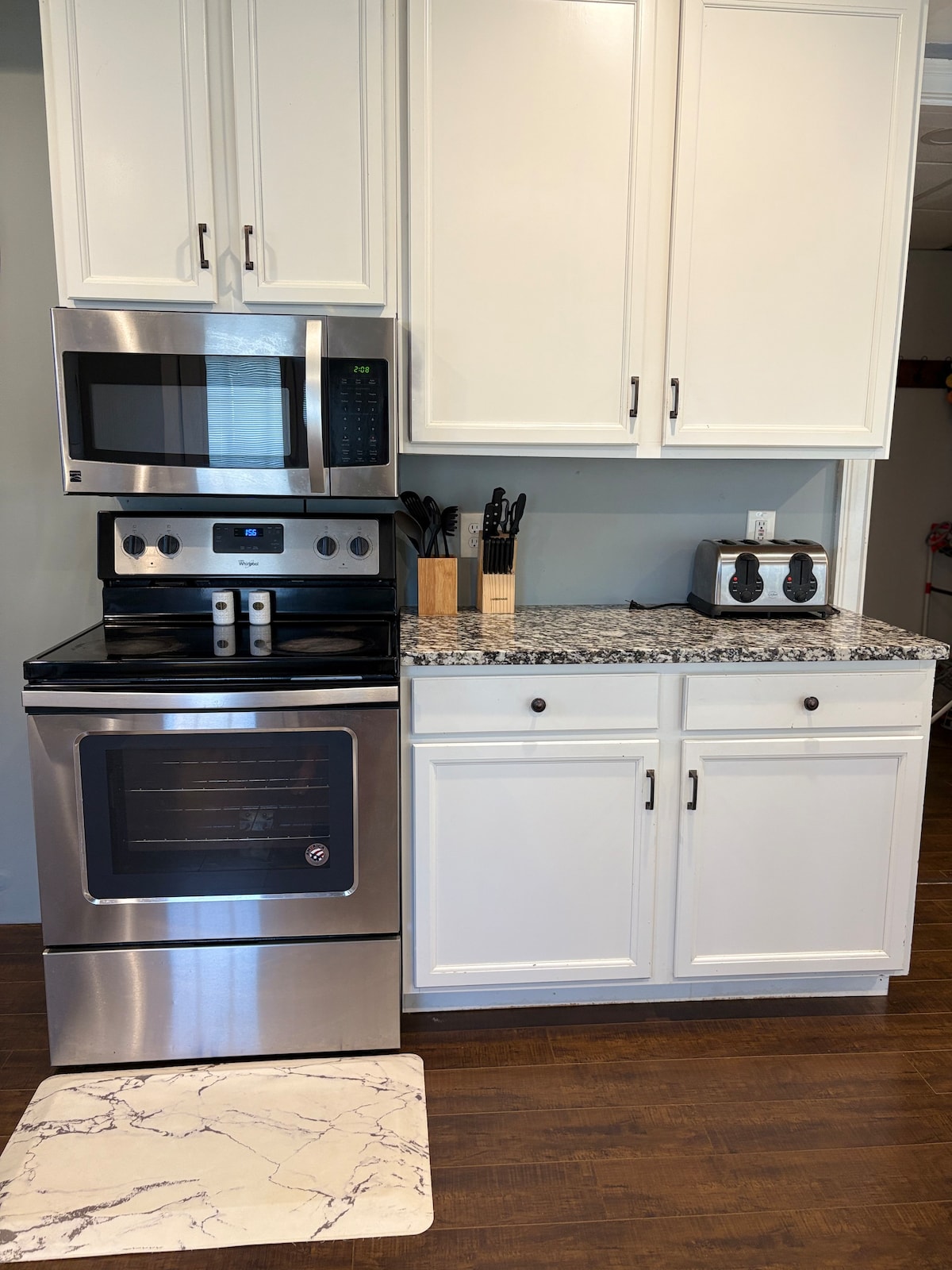 2BR/ Modern Basement Suite