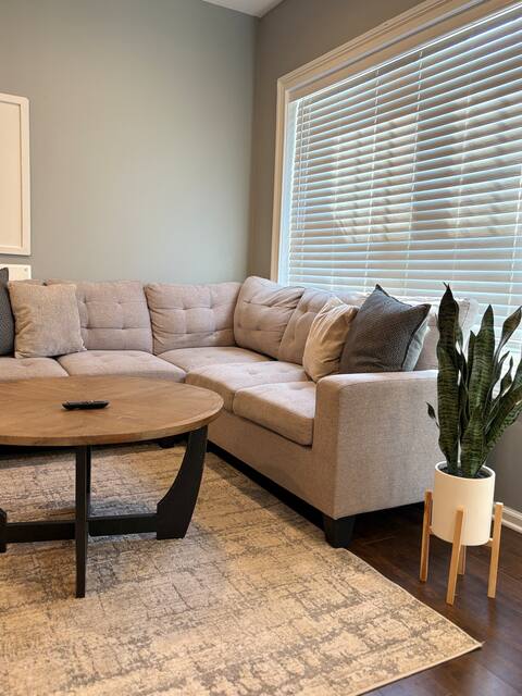 2B Modern/Spacious Basement Apartment
