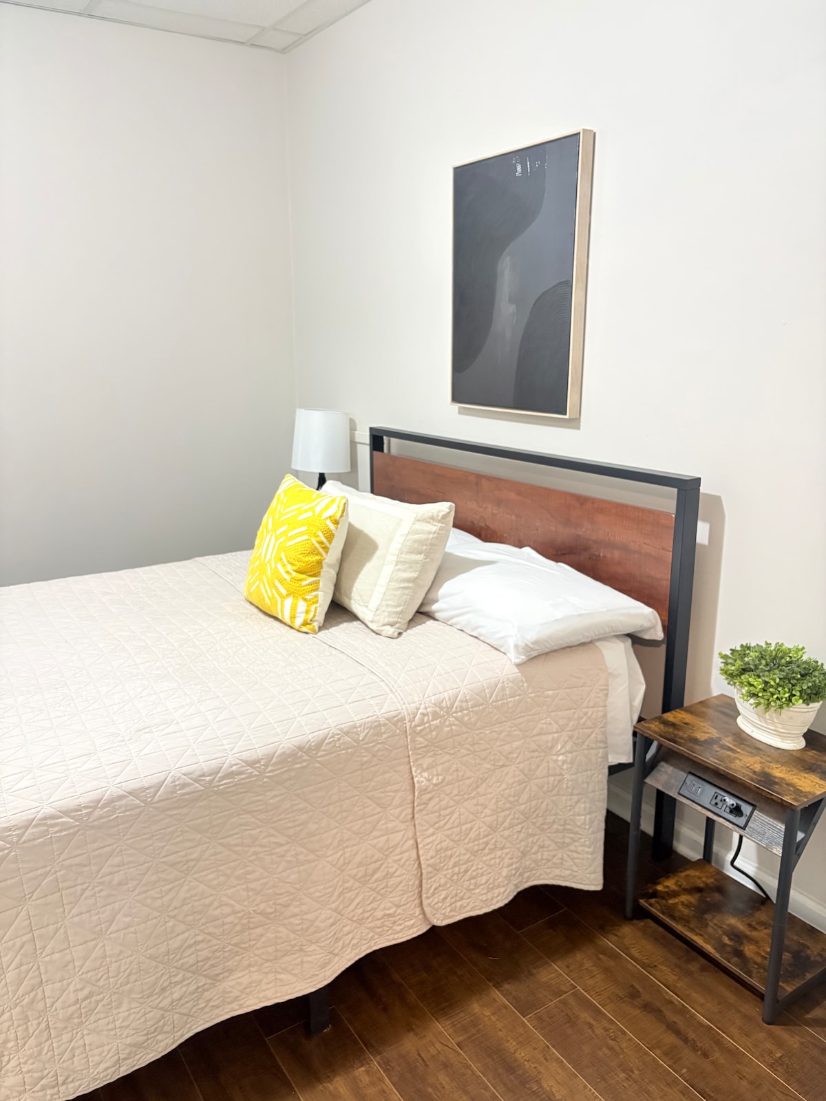 2BR/ Modern Basement Suite