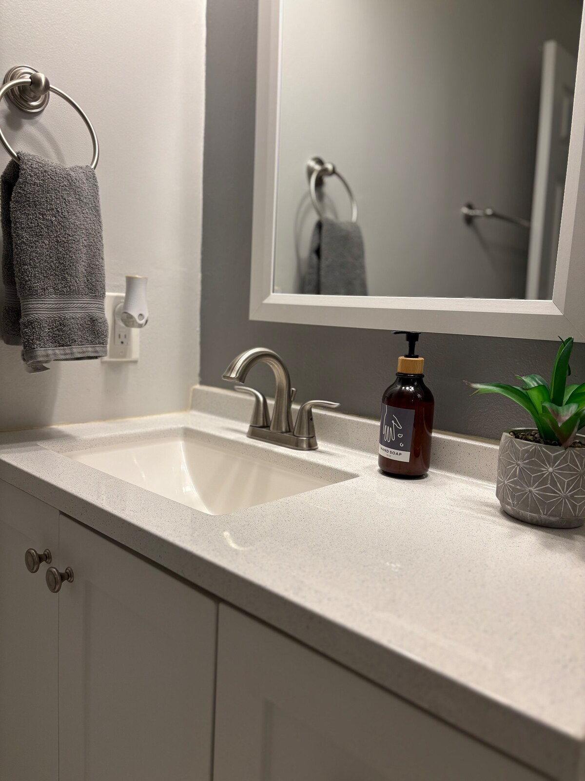 2BR/ Modern Basement Suite