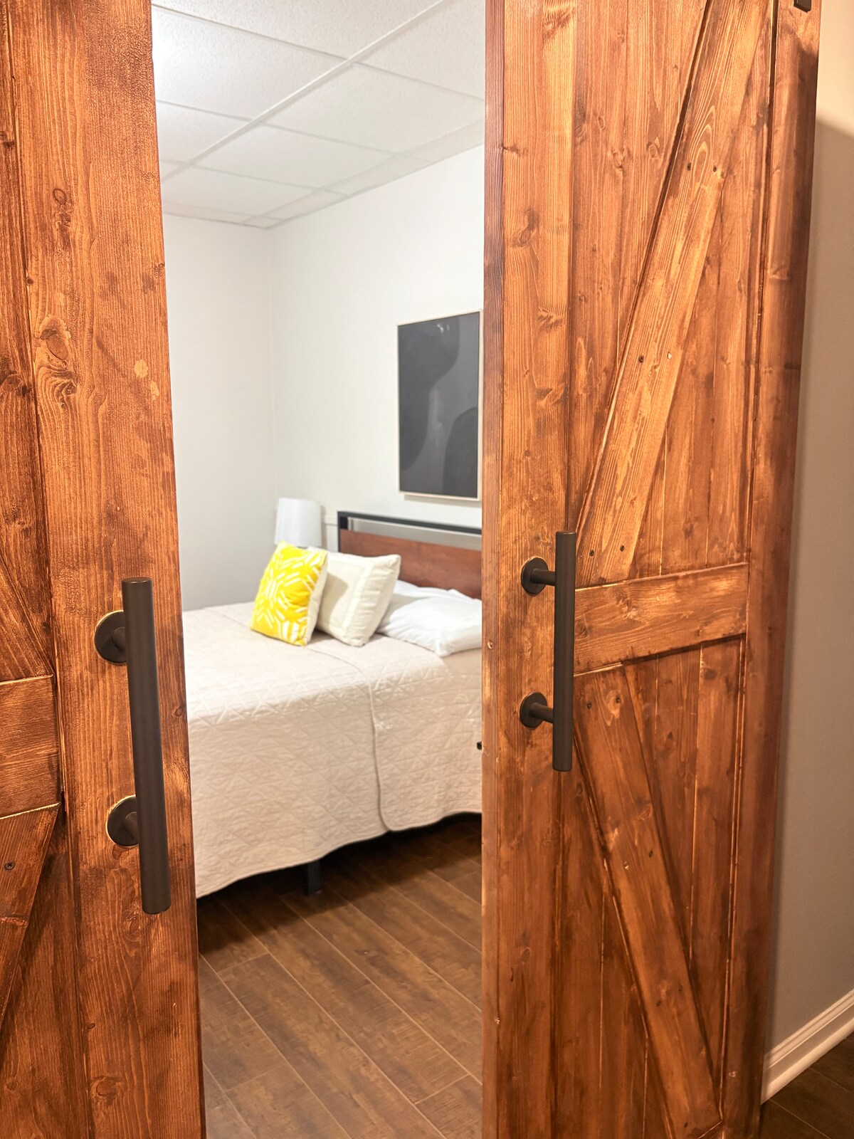 2BR/ Modern Basement Suite