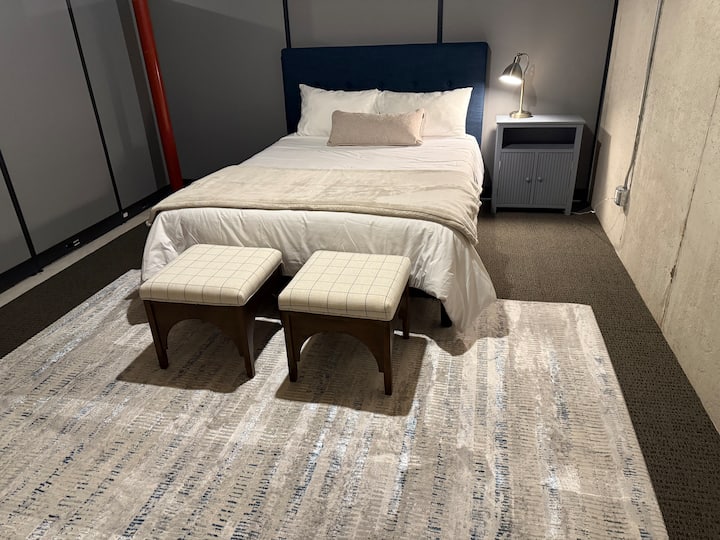 Ambient shtesë për fjetje në bodrumin e papërfunduar