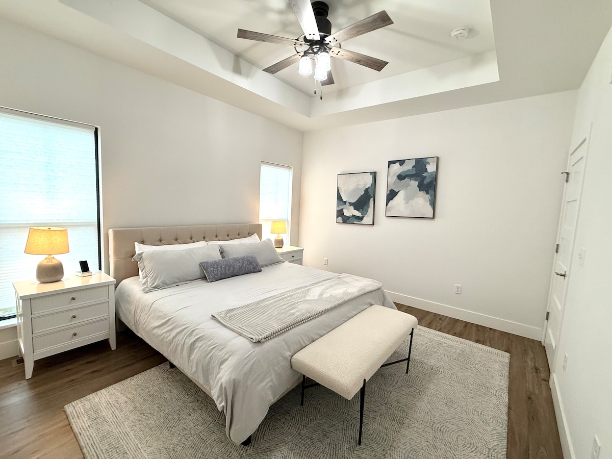 חדר רחצה ראשי צמוד וחדר ארונות