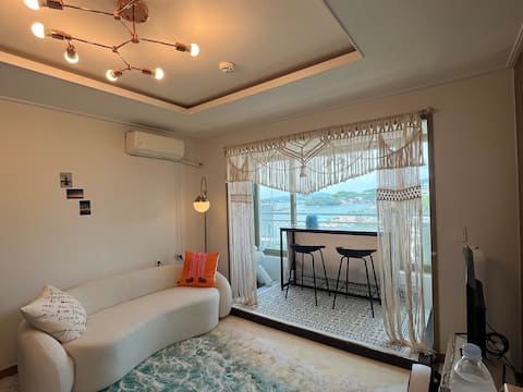 Bed, 2 beds/living room, bedroom separation/Ocean view/Romantic Pocha Bo-dong/Marine Park 2 minutes/Netflix, Disney/Parking lot OK/Cesco