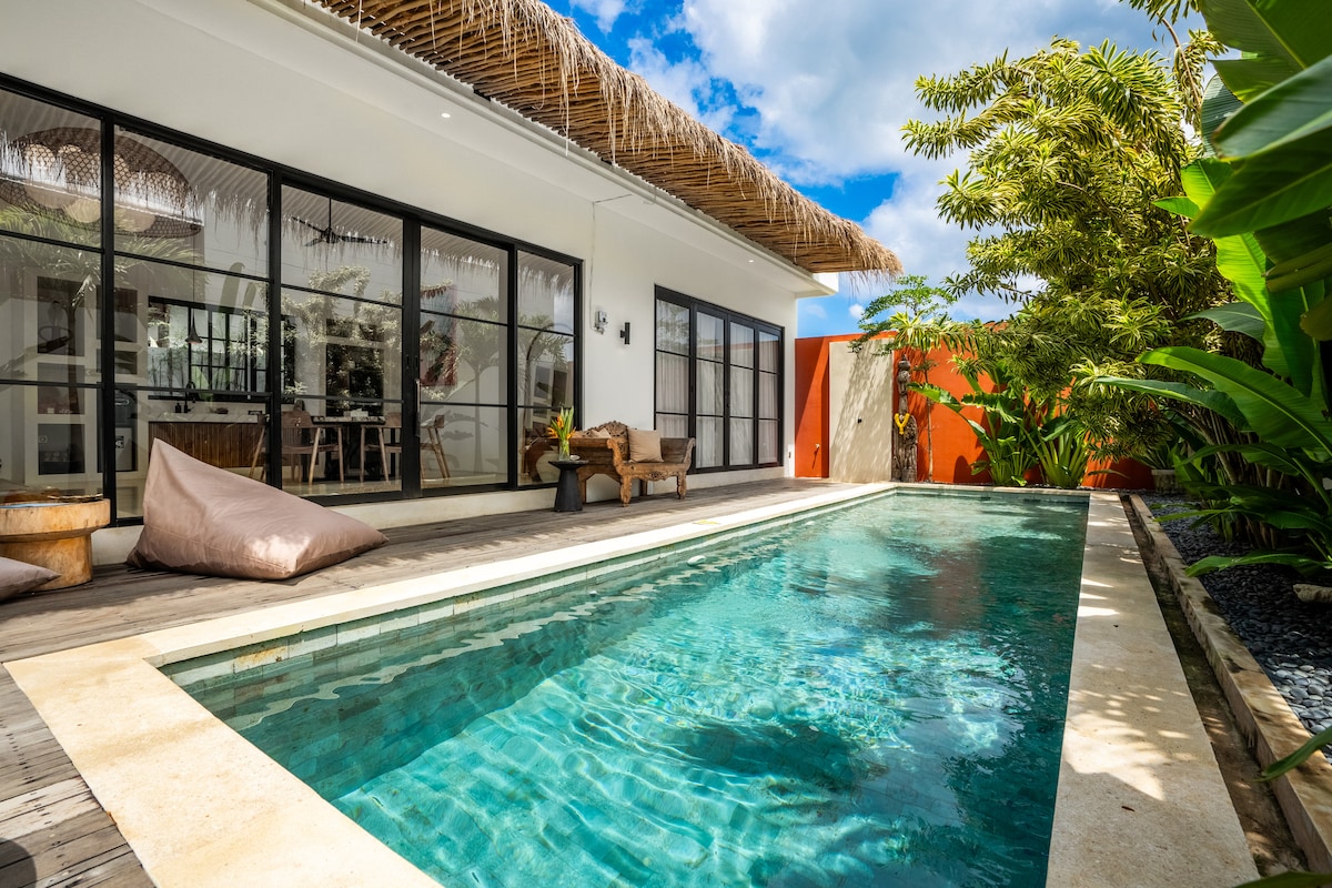 Villa in South Kuta · ★4.69 · 2 bedrooms · 2 beds · 2 private baths, сопоставимый объект Airbnb