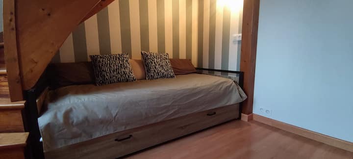 سرير قابل للسحب لشخص أو شخصين تحت الدرج 