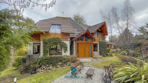 “La Barbara”house 50 meters from Nahuel Huapi. 8 pax