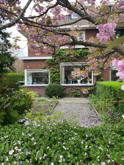Spacious 1930s family home, large garden, Rotterdam 10 min.