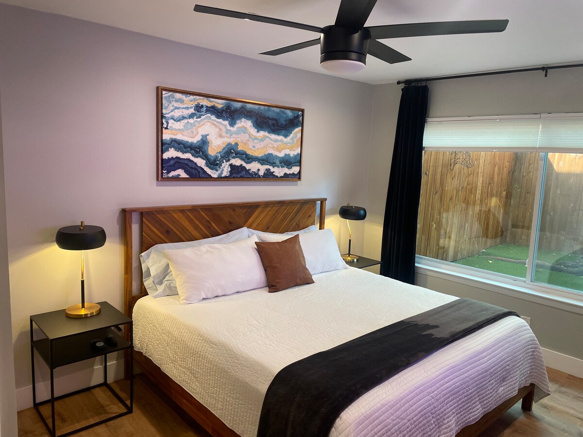 Nadrozmerná spálňa s luxusnou manželskou posteľou King, posteľnou bielizňou a mäkkým matracom s vrchnou vrstvou pre dokonalý spánok