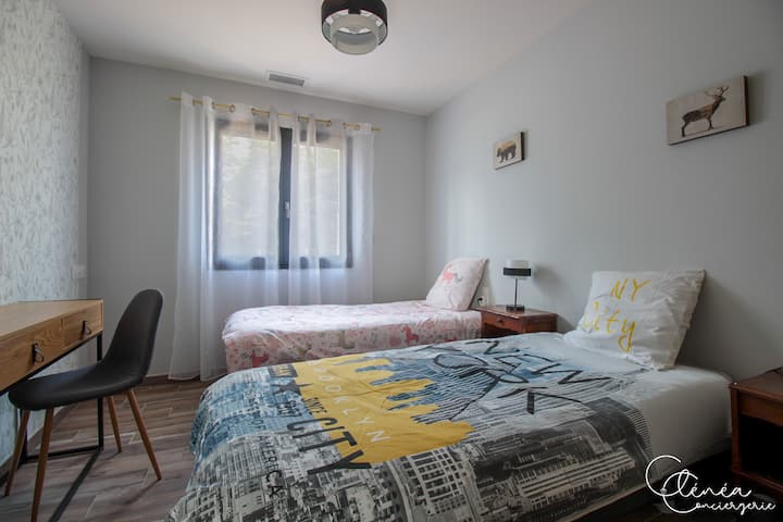 Un dormitorio práctico y luminoso con dos camas individuales, ideal para niños, amigos o colegas. Escritorio, espacios de almacenamiento y un ambiente agradable para una estadía cómoda y funcional.