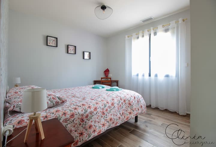 Una habitación acogedora y relajante con una cómoda cama matrimonial de 160 x 200, luz natural y un ambiente agradable. Perfecta para recibir a una segunda pareja, amigos o niños con la mayor comodidad.