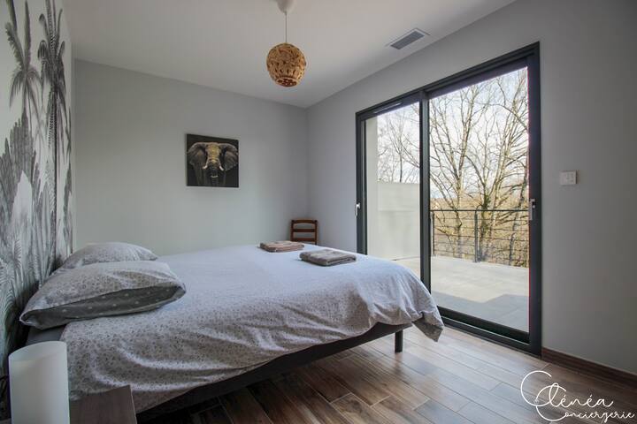 Una habitación con una cómoda cama doble de 160 x 200, luz natural y un ambiente acogedor. Perfecta para recibir a una pareja, a amigos o a niños con la máxima comodidad.