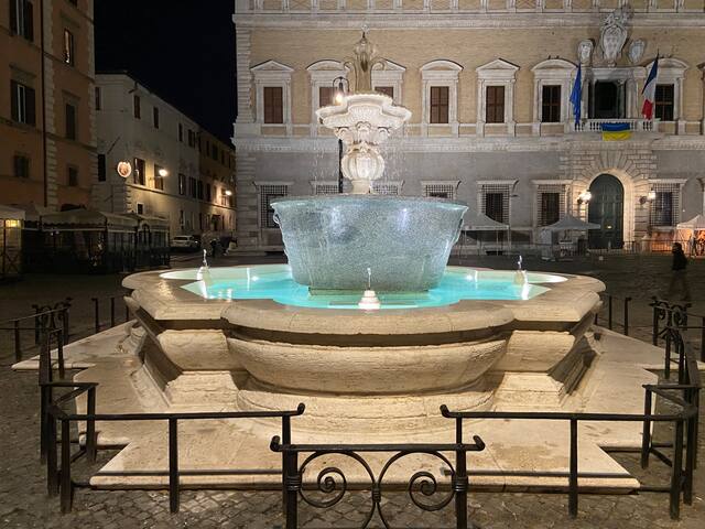 The great beauty of Piazza Farnese gallery image 3