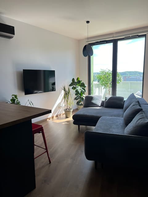 Top Airbnb: Charming 7th Floor Flat in Bronowice