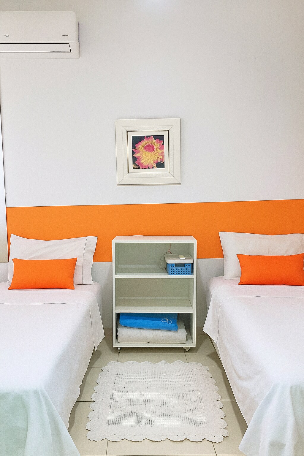 Dhomë gjumi me një krevat tek dhe një më të vogël. (krevat marinari)