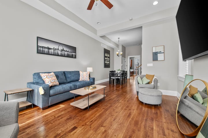 The Benton Lounge | Historic Home Near Downtown - St. Louis, MO