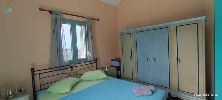 СПАЛНЯ С ВЕРАНДА И ИЗГЛЕД КЪМ ПОТОКА И СЕЛО КАРАВА