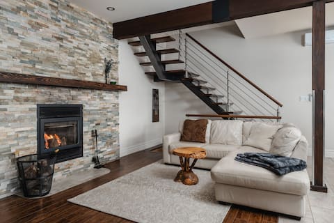 Popular Airbnb listing: Lakeside Chalet, 4-Season Hot Tub – Nature & Beach in Mandeville