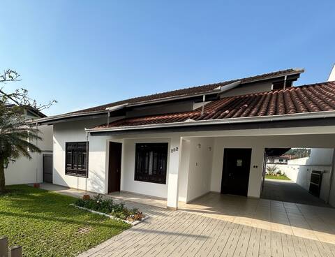 Large, comfortable house, great location, 10+p.