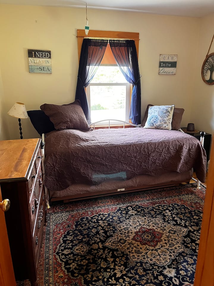 เตียงเดย์เบดพร้อมล้อ ทั้งสองเตียงขนาดเตียงเดี่ยว พื้นที่ตู้เสื้อผ้าและโต๊ะเครื่องแป้ง 