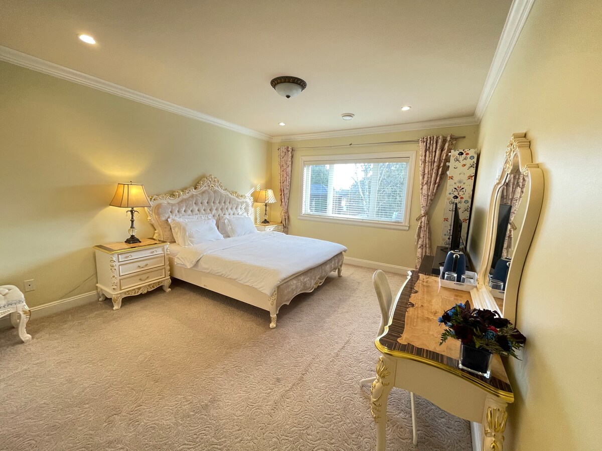 تقع غرفة النوم هذه المطلة على الحديقة في الطابق الثاني من المنزل، مع أثاث راقٍ وسرير بحجم كينج.إنه جناح هادئ ومغطى بالسجاد ومزود بسرير بحجم كينج مع مناشف حمام ناعمة لاستخدامك، وسيكون لديك حمامك الخاص وشامبو وبلسم للشعر وجل للاستحمام ومجفف شعر في الغرفة.يتم توفير إنترنت عالي السرعة وتلفزيون وخزانة ملابس.