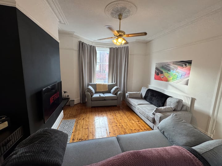 Magenta Melodies:  5 Bedroom House, Sleeps 9 - Blackpool