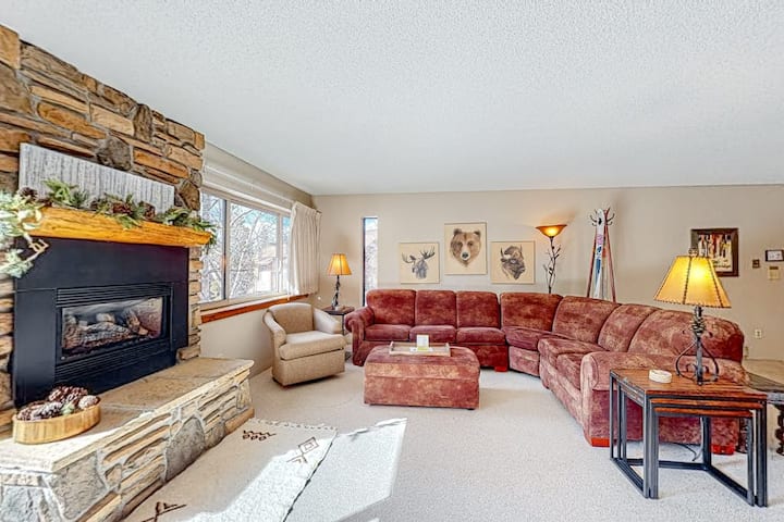 2br Updated Condo With Hot Tubs, Gym & Fireplace - Breckenridge, CO