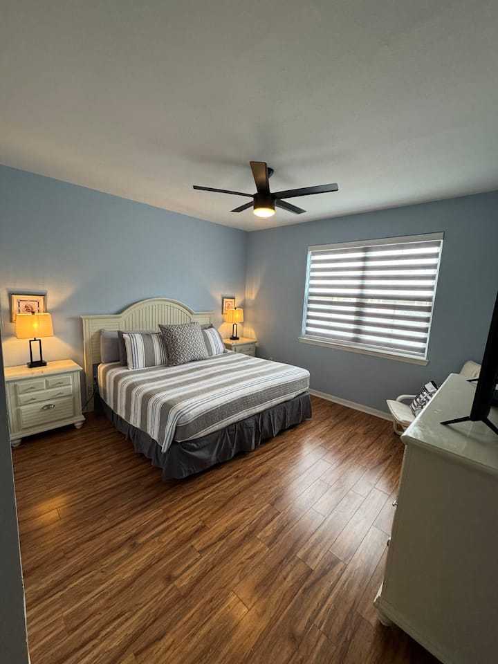 Მთავარი საძინებელი ბრტყელეკრანიანი ტელევიზორით