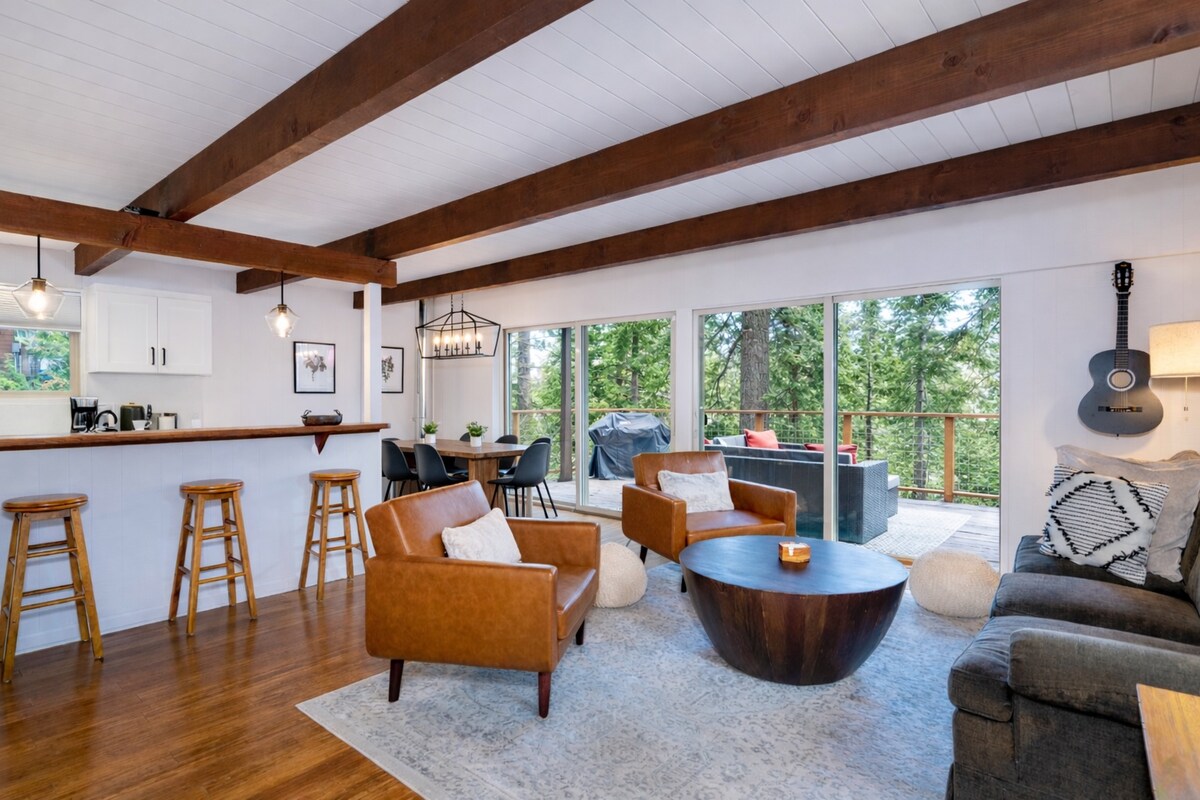 Popular Airbnb listing: Tahoe Escape in Carnelian Bay with Hot Tub in Carnelian Bay