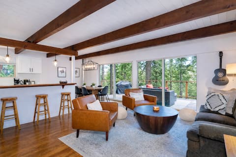 Popular Airbnb listing: Tahoe Escape in Carnelian Bay with Hot Tub in Carnelian Bay