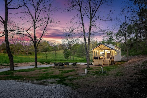 The Fair House: Tiny home Bentonville w/ RV hookup