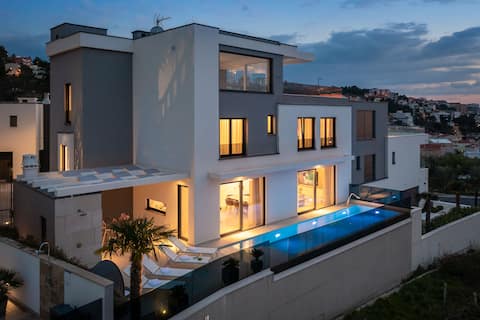 www VillaGoldenHill com