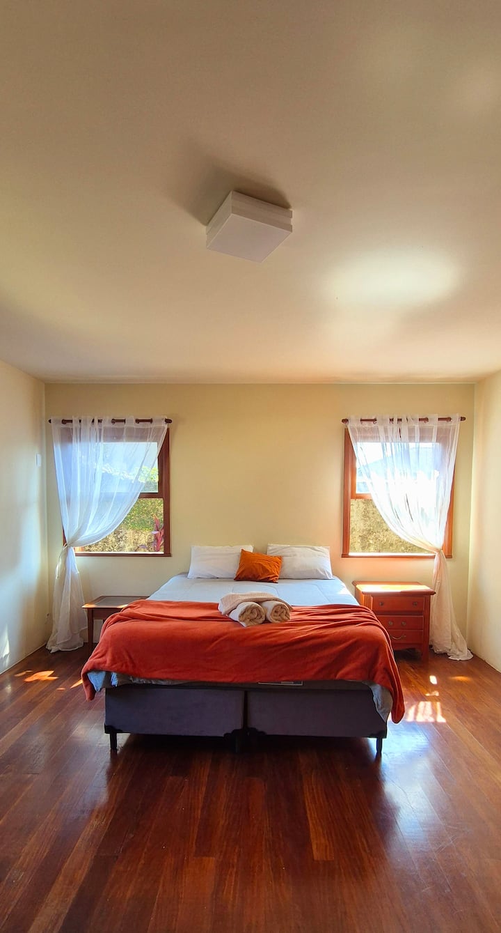 Hlavný apartmán s vírivkou a šatníkom.